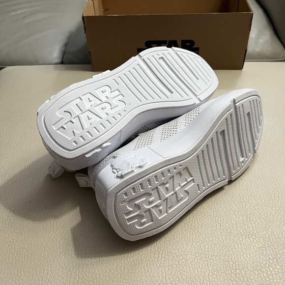 NWB - Adidas Star Wars Kids’ Runner IE8044 - EU 40/Youth US 7/Women US 8 - Picture 11 of 16
